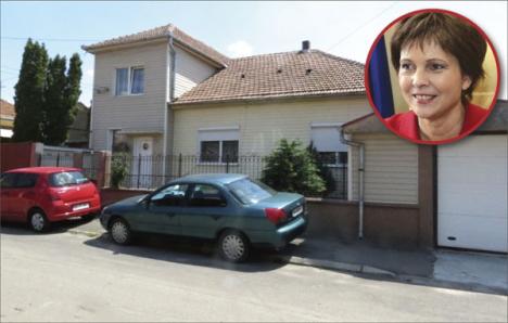 Curierul spărgător: Casa ex-viceprimăriţei Cherecheş, prădată în timp ce ea era în vacanţă